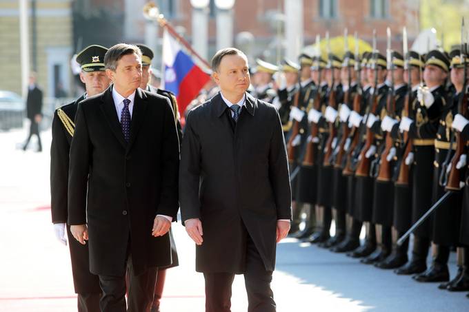 Predsednik Republike Slovenije Borut Pahor in predsednik Republike Poljske Andrzej Duda na uradnem sprejemu z vojaškimi častmi